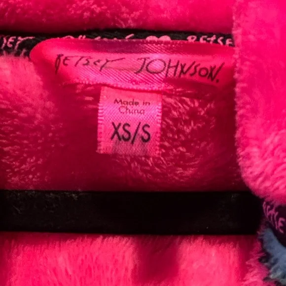Betsey Johnson Pink Fleece Robe with Bow Design. Size: XS/S - Picture 3 of 7